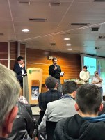 Manu Alvarez recibiendo el galardón.